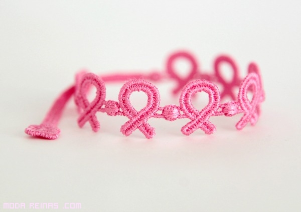 pulseras en rosa contra cáncer de mama