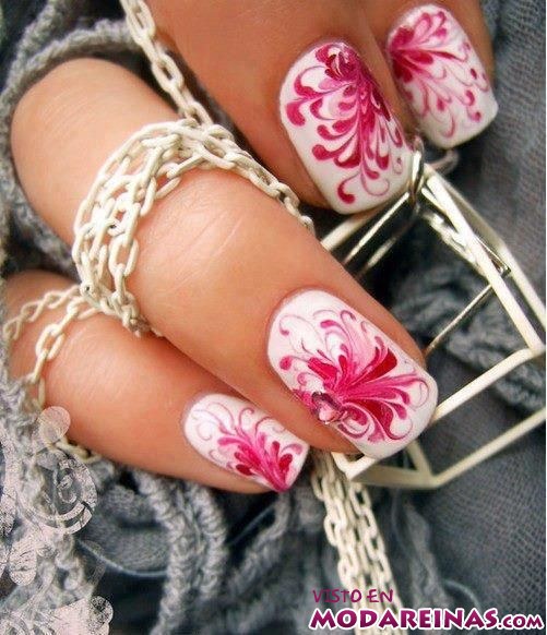 manicura con flores en rosa