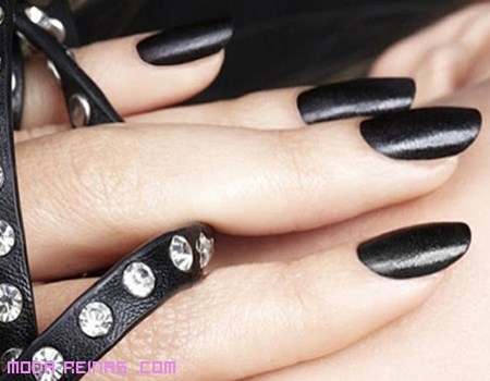 Esmaltes de uñas en color negro