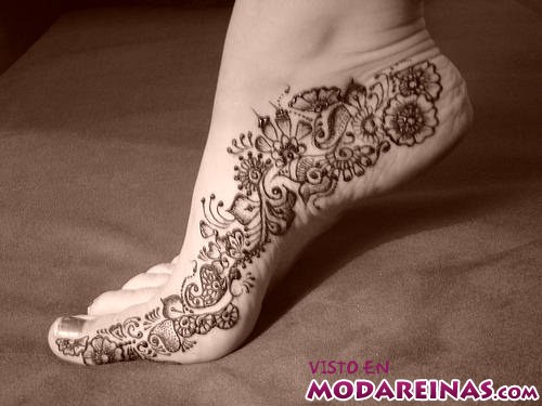 tatuaje de henna en el pie