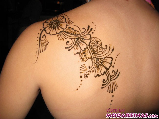 tatuaje de henna en espalda