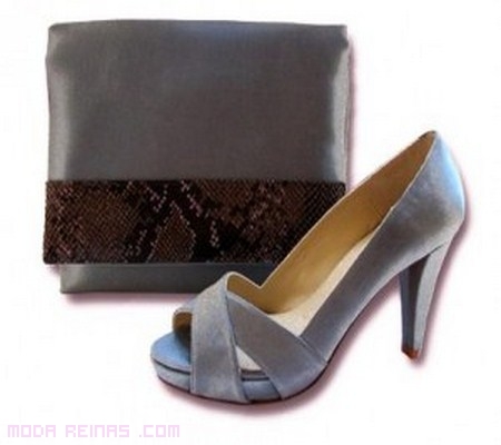 combinar zapatos y bolsos en gris